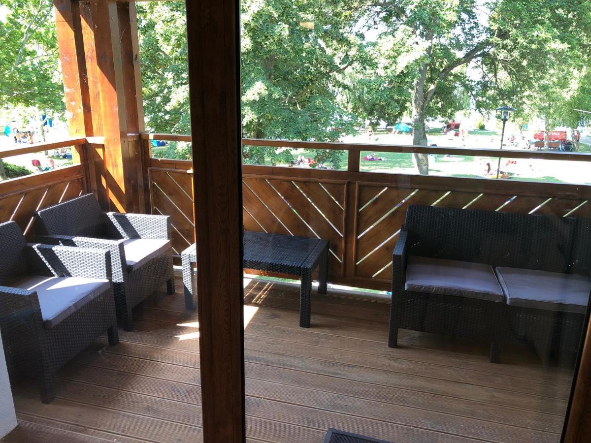 Beachfront Studio Apartman Aparthotel Balatonfůzfő Екстериор снимка