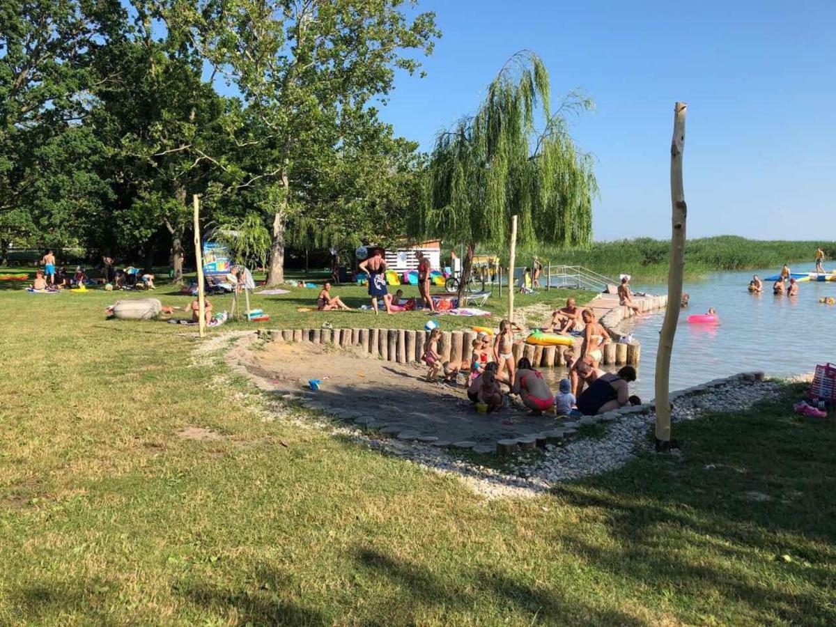 Beachfront Studio Apartman Aparthotel Balatonfůzfő Екстериор снимка