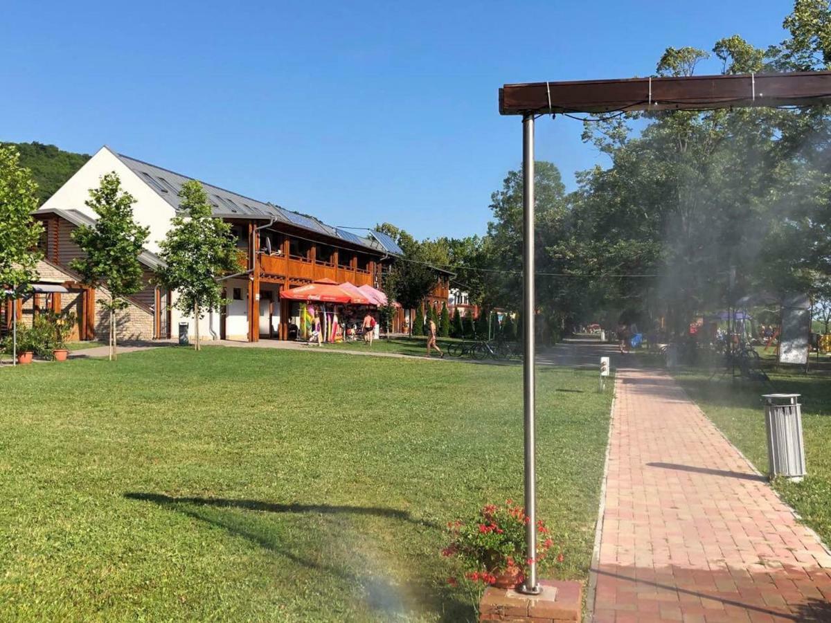 Beachfront Studio Apartman Aparthotel Balatonfůzfő Екстериор снимка